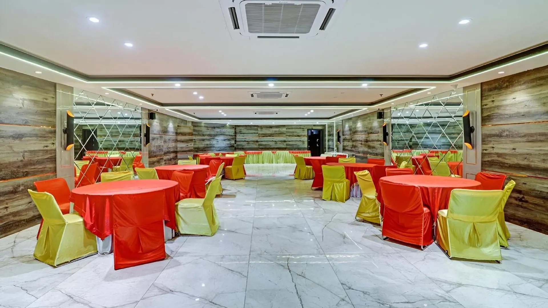 Hotel Sahibs City Star - Free Taj Mahal Ticket Agra