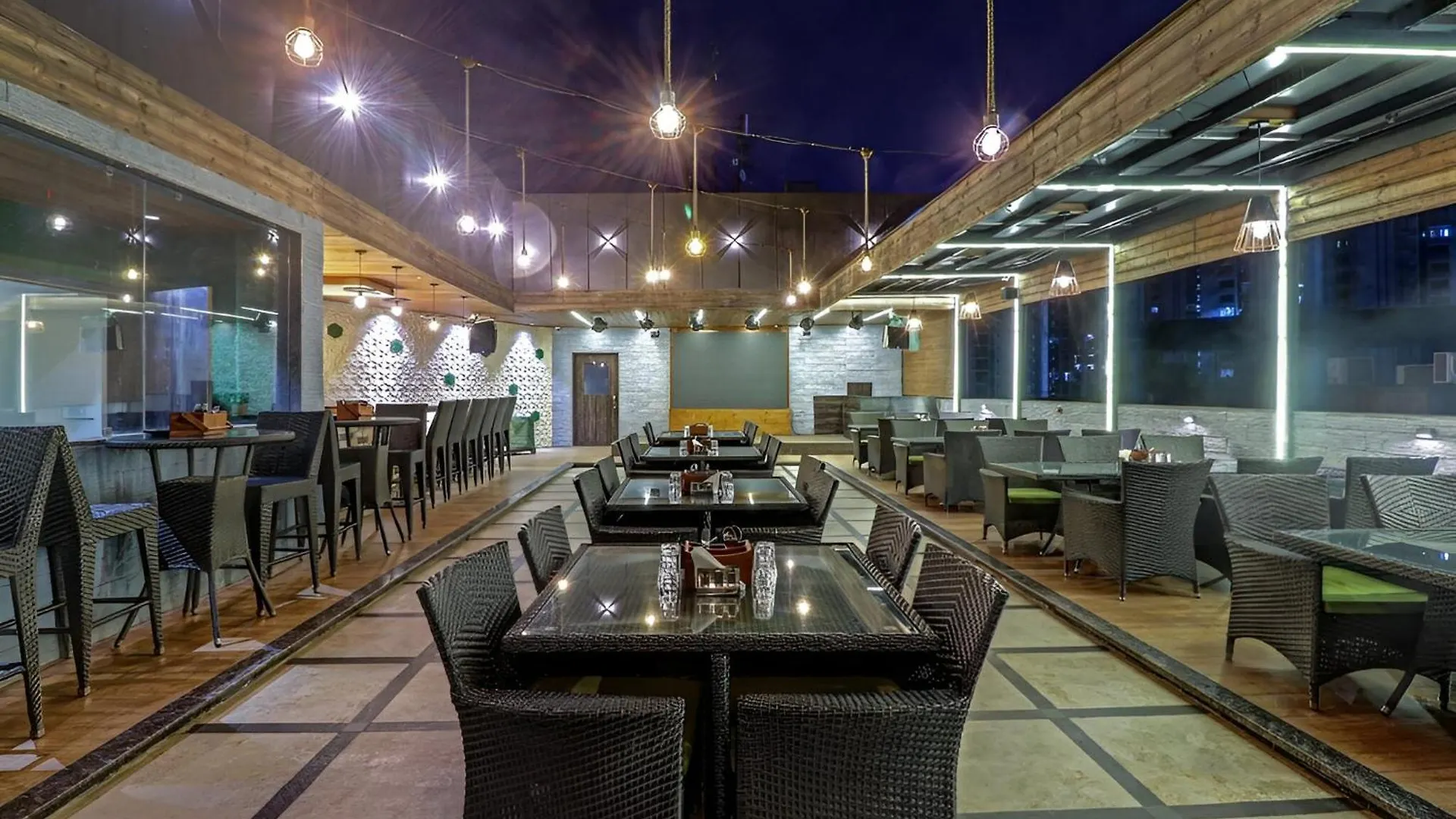 Hotel Sahibs City Star - Free Taj Mahal Ticket Agra