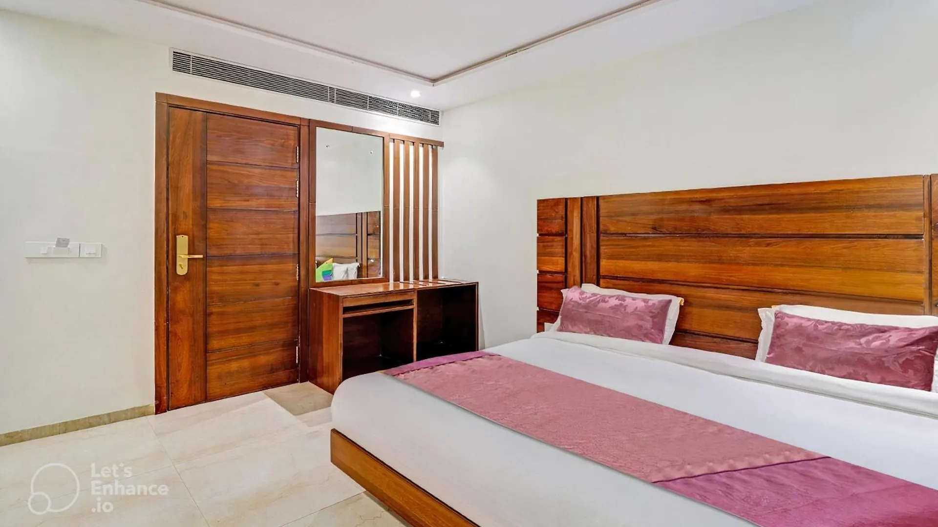 Hotel Sahibs City Star - Free Taj Mahal Ticket Agra